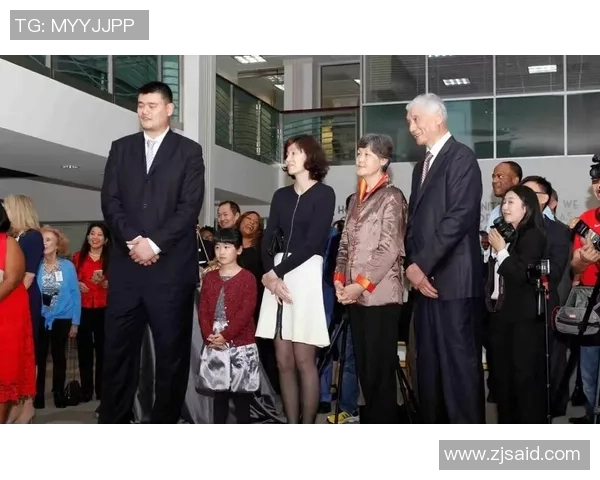 姚明妈妈的笑容背后：母爱的力量与篮球梦想的交织