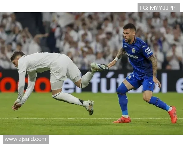 西甲焦点战：拜仁3-0战胜皇马红牌事件引发全场热议与争议